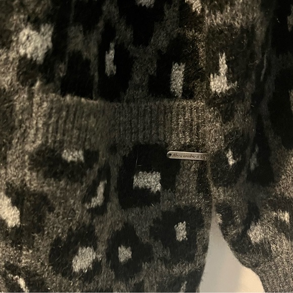Abercrombie & Fitch Gray Leopard Print Cardigan Sweater Size S - Picture 5 of 5